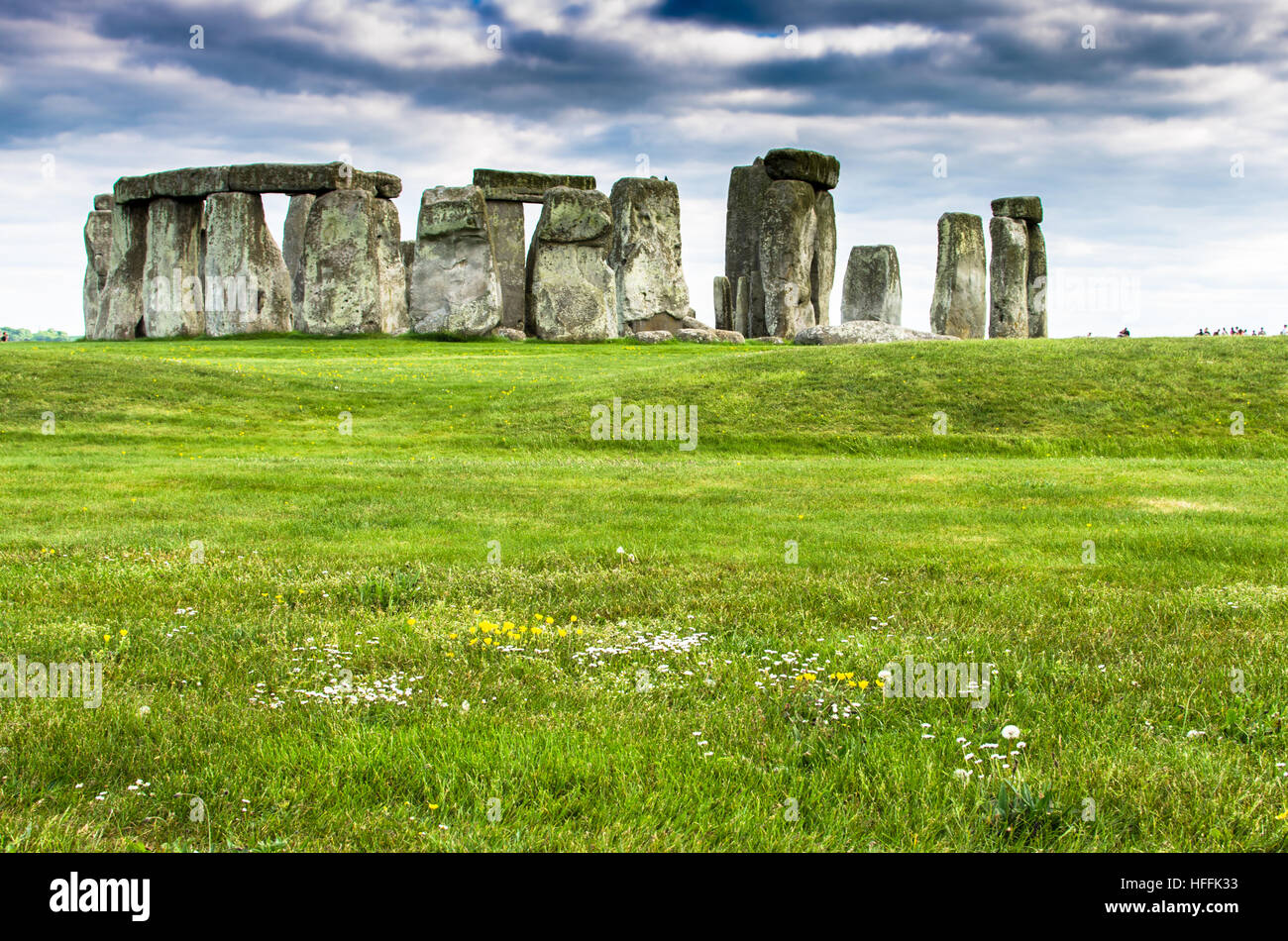 Champs verts luxuriants par Stonehenge préhistorique à Salisbury, Angleterre Banque D'Images