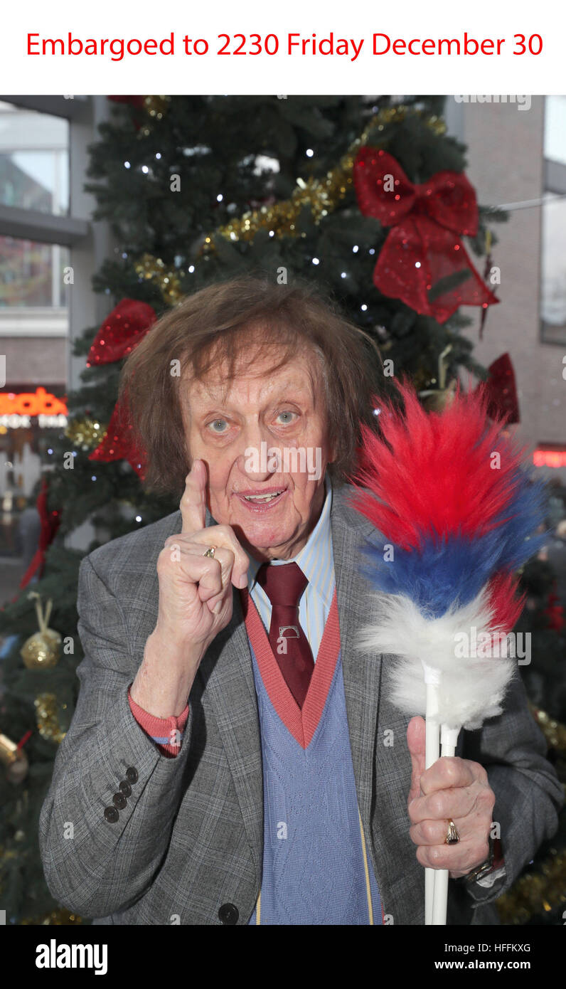 Ken Dodd à Liverpool après qu'il a été anobli pour services de divertissement et de charité dans la nouvelle année Honours list. Banque D'Images