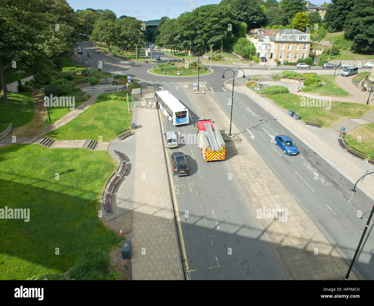 Voitures garées à l'arrêt de bus à Scarborough UK mauvais parking causant obstruction Banque D'Images