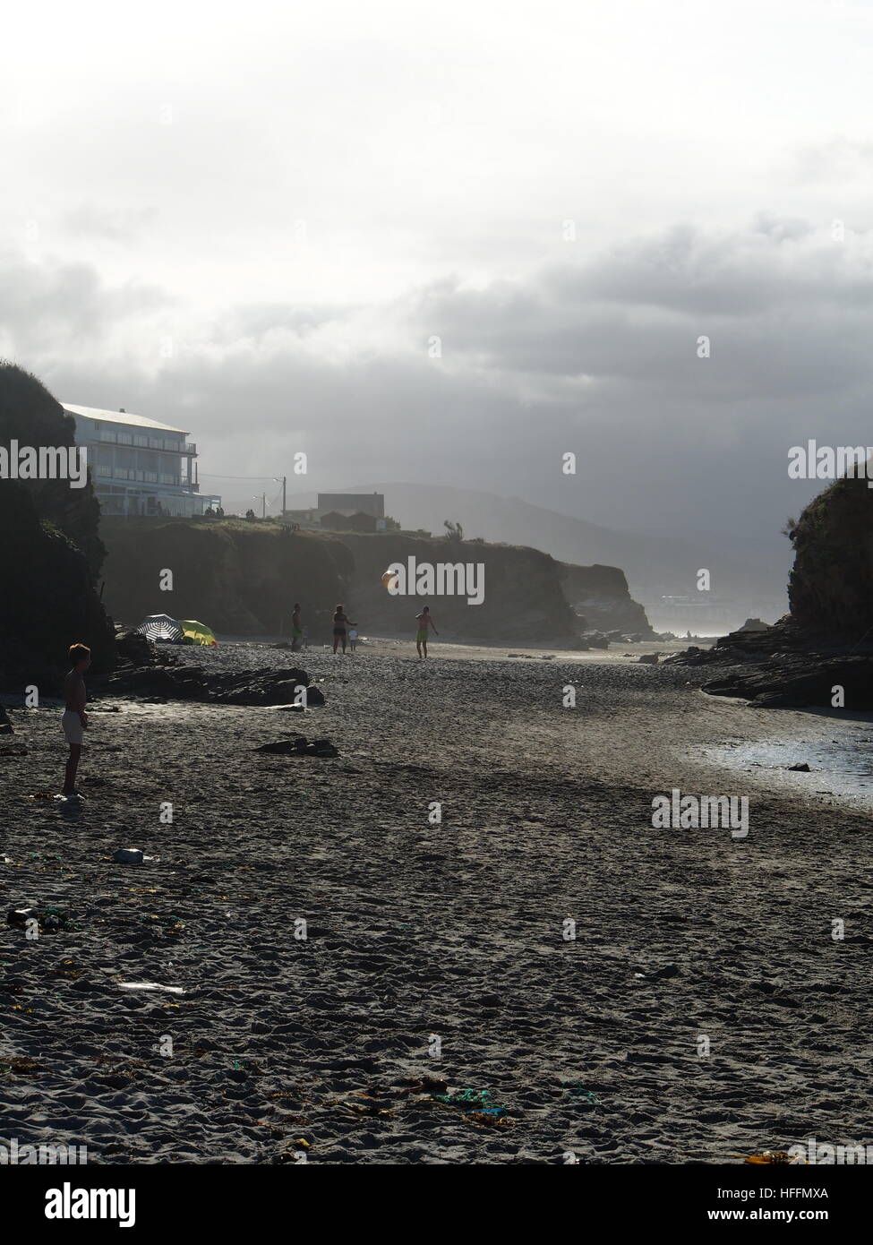 Voir dans le soleil d'une plage espagnole ci-dessous les rochers Banque D'Images