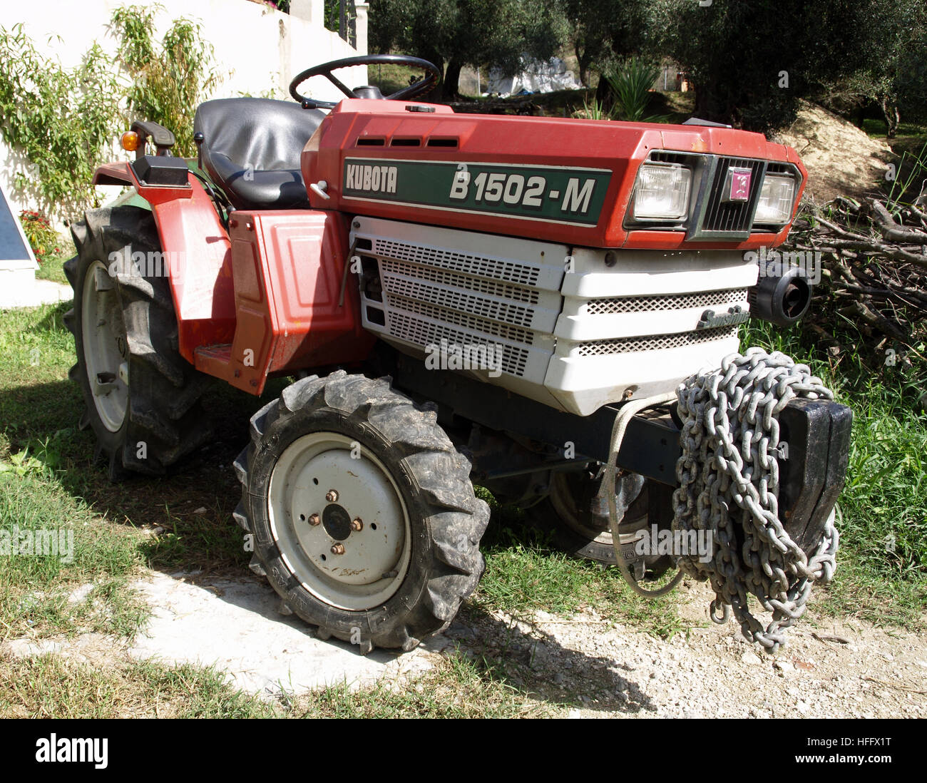 Mini tracteur agricole Kubota B1502-M utilisé sur terre près de Karousades Corfu Grèce Banque D'Images