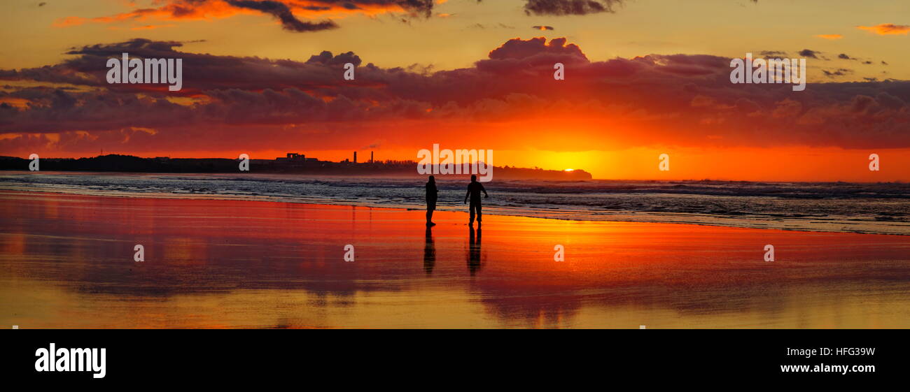 Coucher de soleil spectaculaire, deux personnes, Westport, côte ouest, Southland, Nouvelle-Zélande Banque D'Images