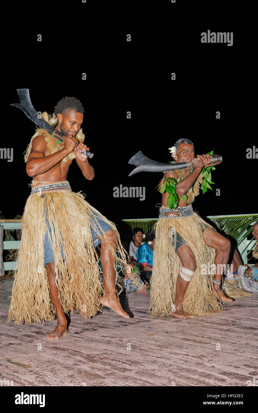 Les hommes dansants à wayaseva cérémonie kava, island, yasawa, îles du Pacifique Sud (Fidji, îles du Pacifique sud Banque D'Images