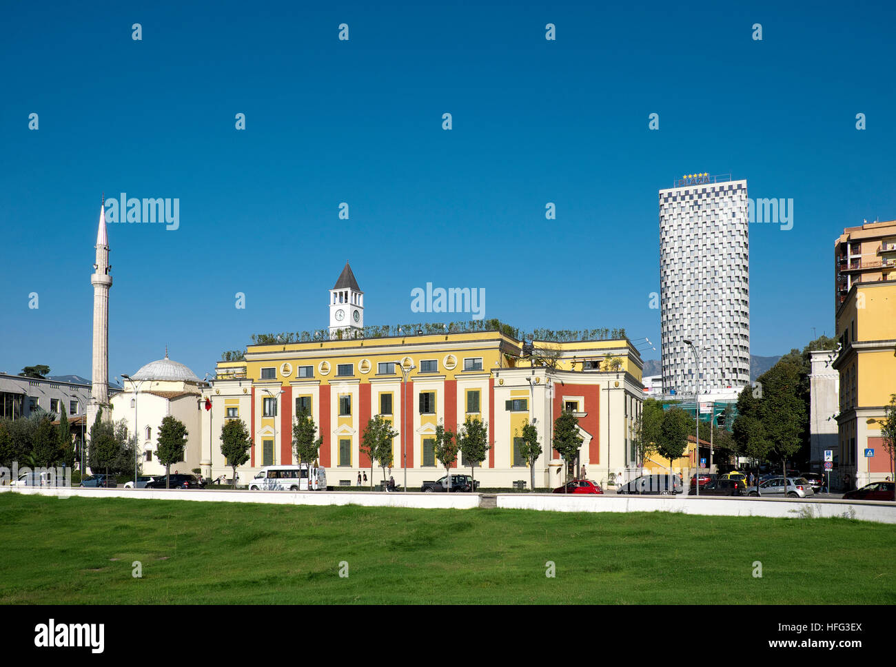 La place Skanderbeg, mosquée Et'hem Bey, hôtel de ville, Plaza Hôtel Tirana, Tirana, Albanie Banque D'Images