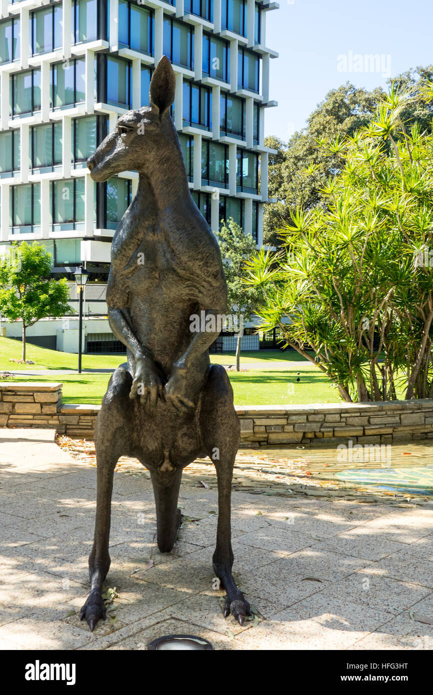 Une sculpture en bronze d'un kangourou dans le CBD de Perth, Australie