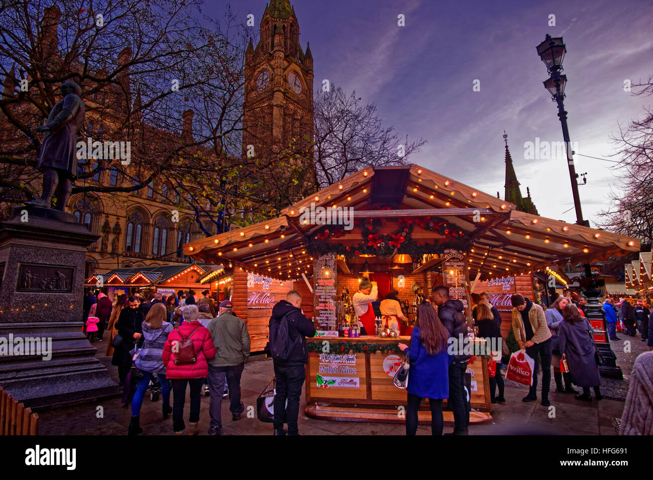 Marché de Noël de Manchester et de la mairie à l'Albert Square, le centre-ville de Manchester, Greater Manchester. L'Angleterre. UK. Banque D'Images