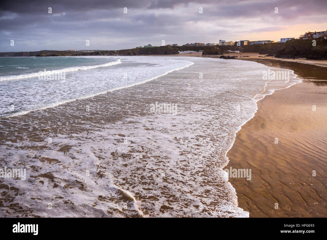 Un matin tôt marée montante sur la plage de Towan à Newquay, Cornwall, England, UK. Banque D'Images