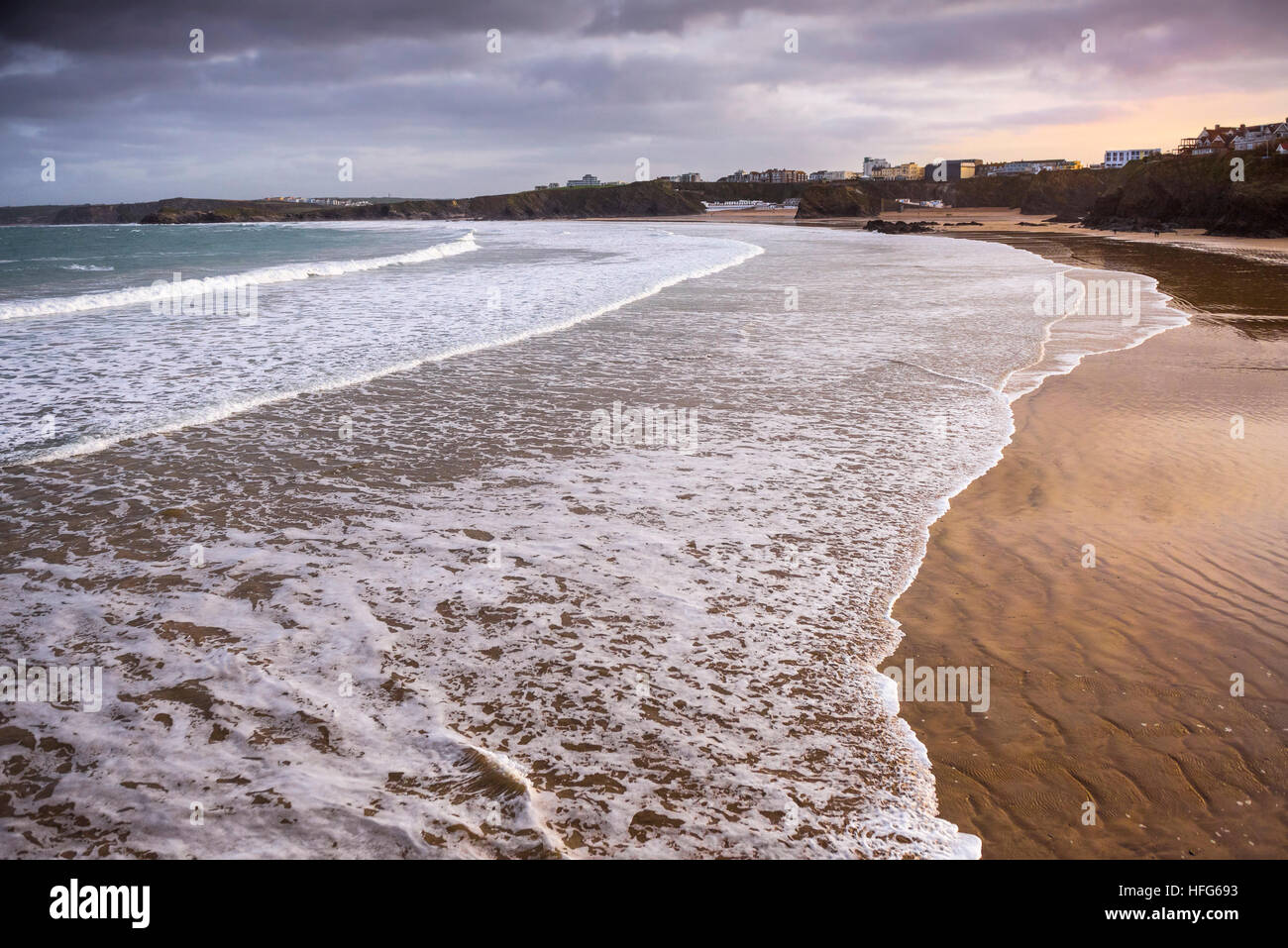 Un matin tôt marée montante sur la plage de Towan à Newquay, Cornwall, England, UK. Banque D'Images