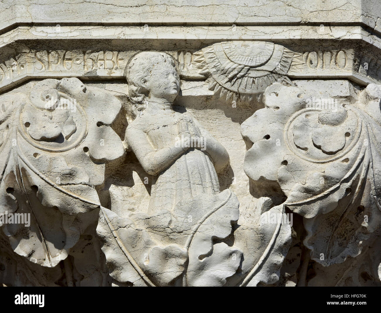 Femme prie à Dieu comme le soleil dans le ciel, symbolise l'espoir. Un secours médiévale sur palais des Doges à Venise portique extérieur Banque D'Images