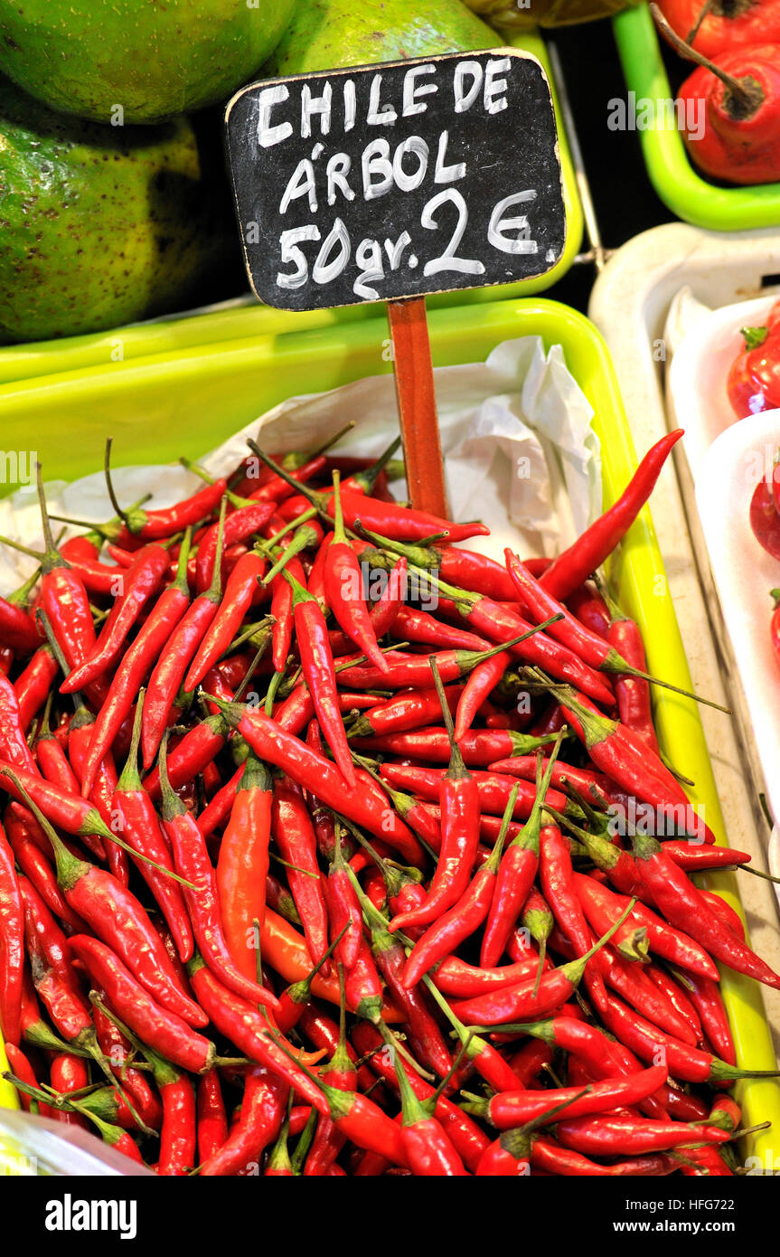 Les piments forts. Le marché de la boqueria, Barcelone, Catalogne, Espagne. Banque D'Images