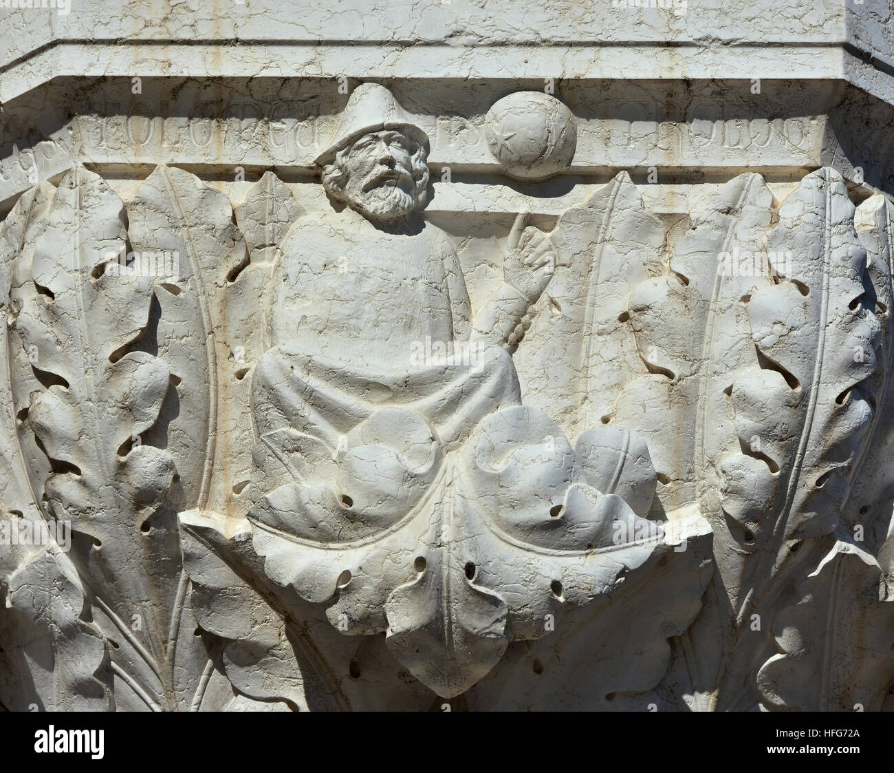 Un astrologue point à l'étoile et des planètes. Un secours médiévale sur palais des Doges à Venise portique extérieur Banque D'Images