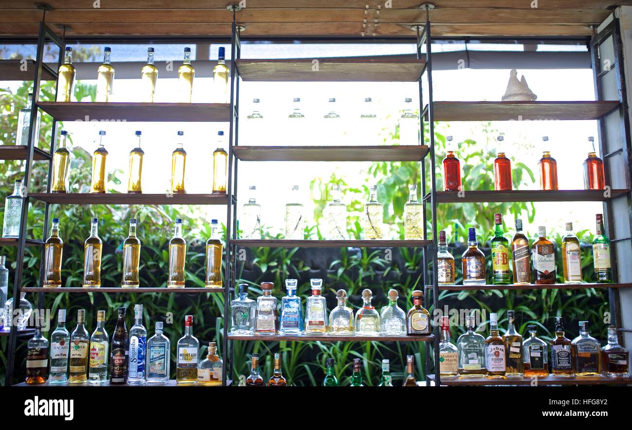 Bouteilles bar open outdoor marques d'alcool Potato Head Bali Photo Stock -  Alamy
