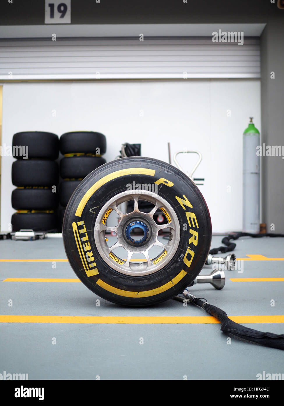 La formule un grand prix de F1 Racing motor sport roues pneus P Zero Pirelli une bande jaune d'or Banque D'Images