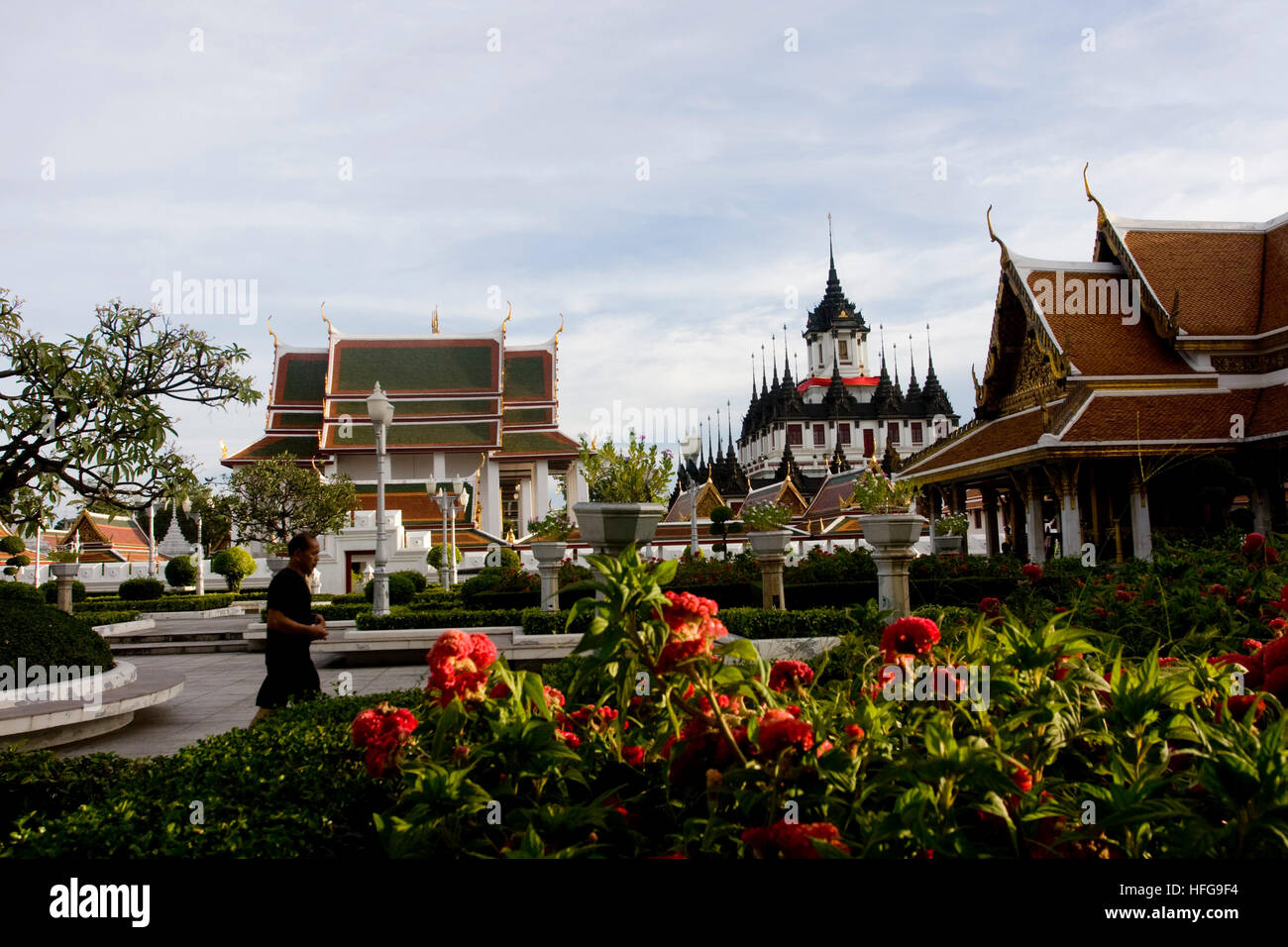 Wat Ratcha Worawihan Natdaram et Loha Prasat Metal château vu du Royal Pavilion Mahajetsadabadin. Banque D'Images