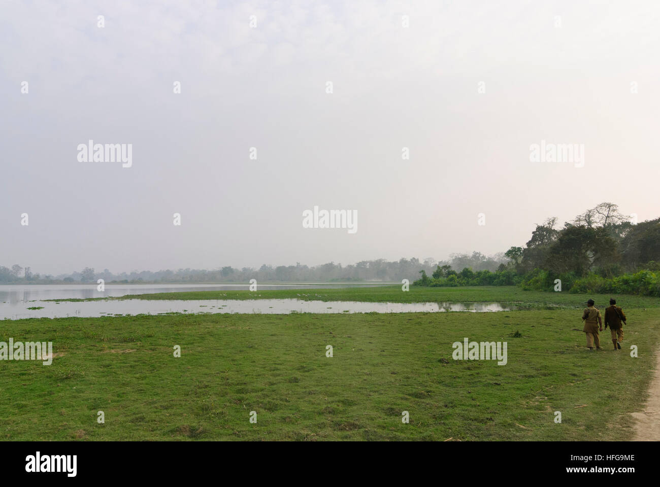 Le parc national de Kaziranga : Park ranger sur un lac, de l'Assam, Inde Banque D'Images