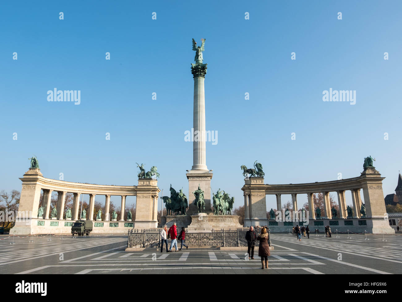 La statue de la colonnade et de la place du héros complexe dans Budapest, Hongrie Banque D'Images