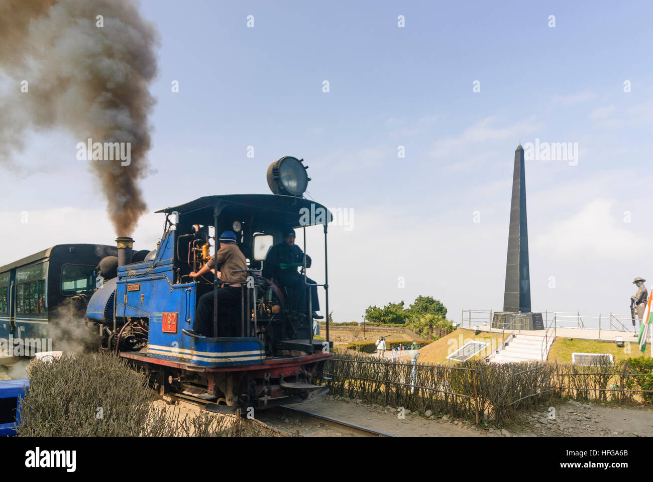 Ghoom : Darjeeling Himalayan Railway dans la boucle de Batasia avec un monument en l'honneur des soldats Ghorka, Bengale occidental, Inde, Westbengalen Banque D'Images