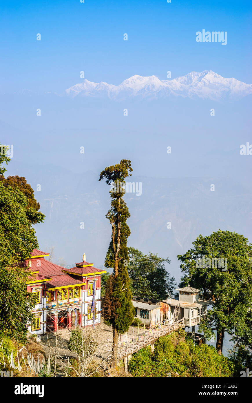 Darjeeling : temple tibétain Bhutia Busty Gompa, dans le fond de l'Himalaya avec le Kangchendzönga (également Khangchendzonga, Kangchenjunga, 8586 m Banque D'Images
