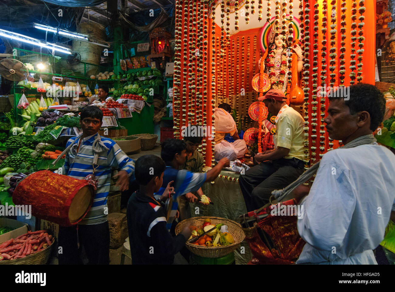 Kolkata (Calcutta, Kalkutta) : musiciens dans le culte de la Déesse Saraswati hindous dans le marché Hogg, Bengale occidental, Inde, Westbengalen Banque D'Images