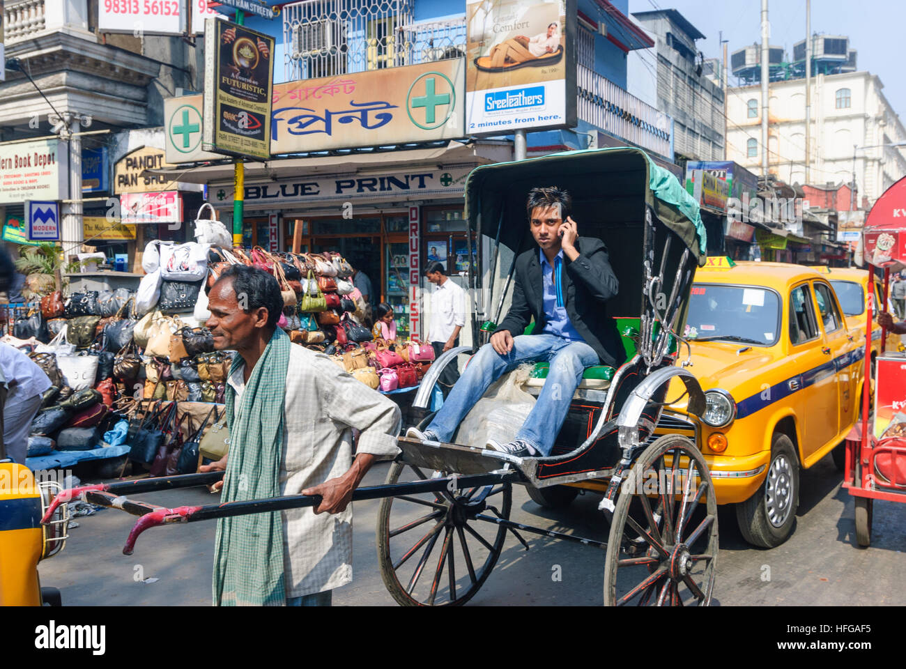 Kolkata (Calcutta), Kalkutta, pousse-pousse tiré : man with mobile phone comme passager, Bengale occidental, Inde, Westbengalen Banque D'Images