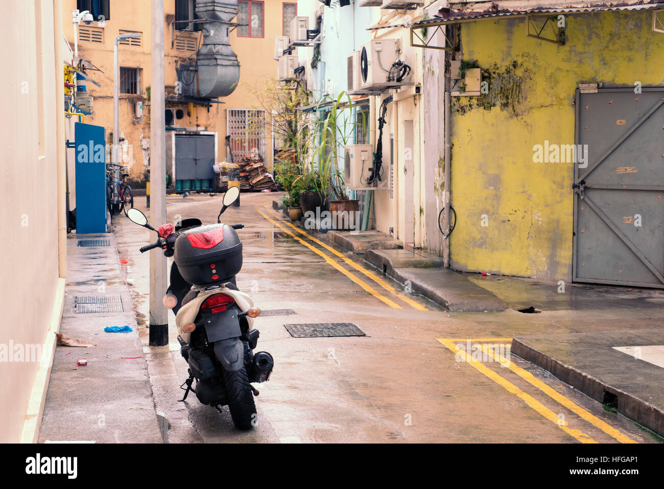 Cour arrière de route par jour de pluie avec l'accent sur moto Banque D'Images
