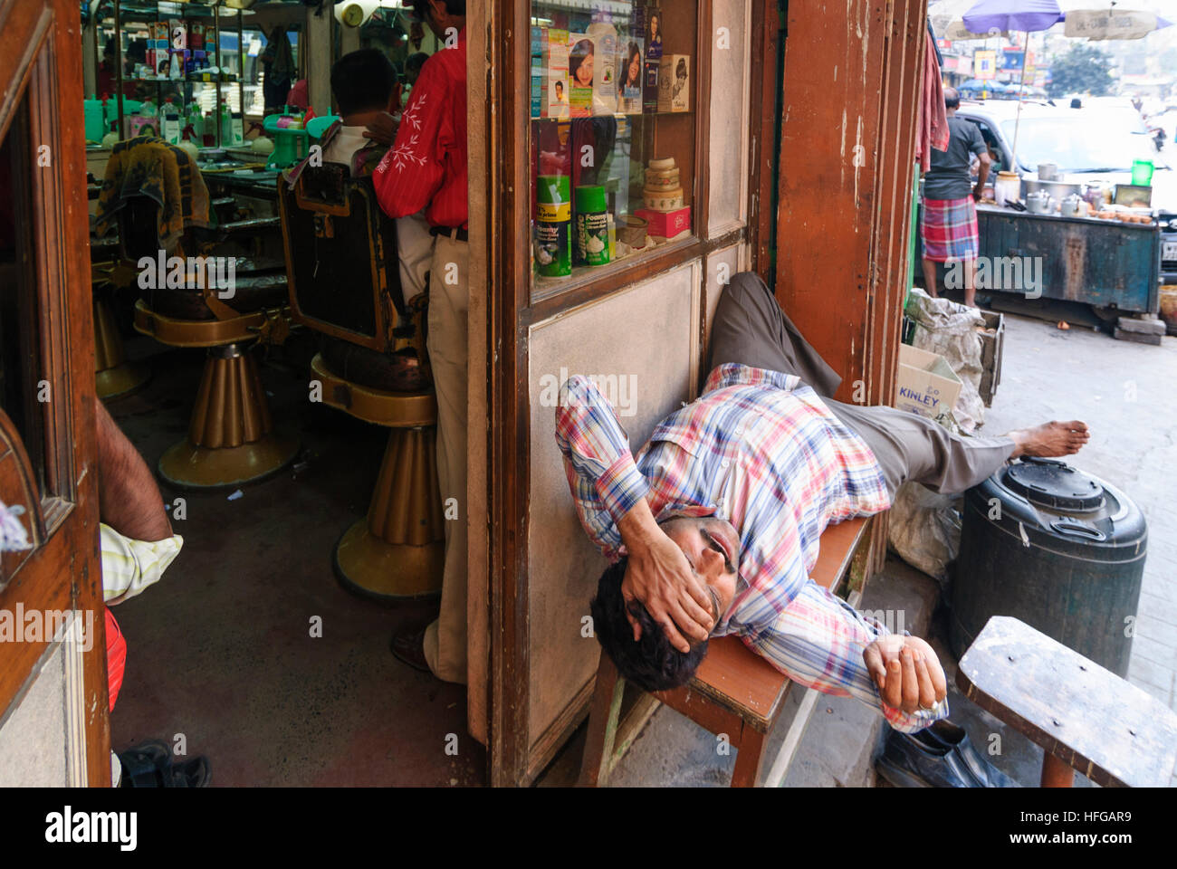 Kolkata (Calcutta, Kalkutta) : coiffure, l'homme endormi, Bengale occidental, Inde, Westbengalen Banque D'Images