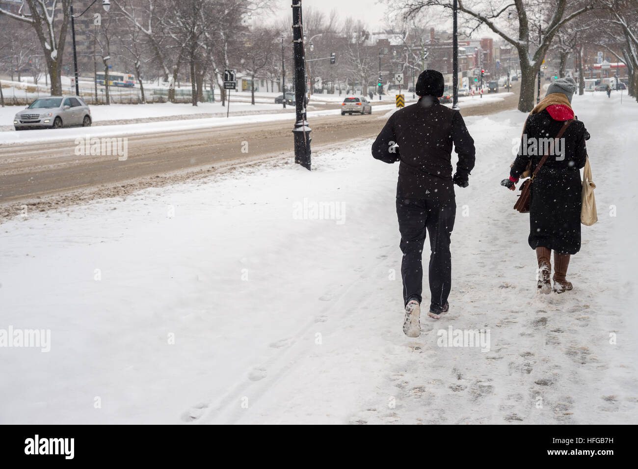 Montréal, CA - 12 décembre 2016 : Tempête de neige à Montréal. Zone piétonne et jogger sur Park Avenue. Banque D'Images