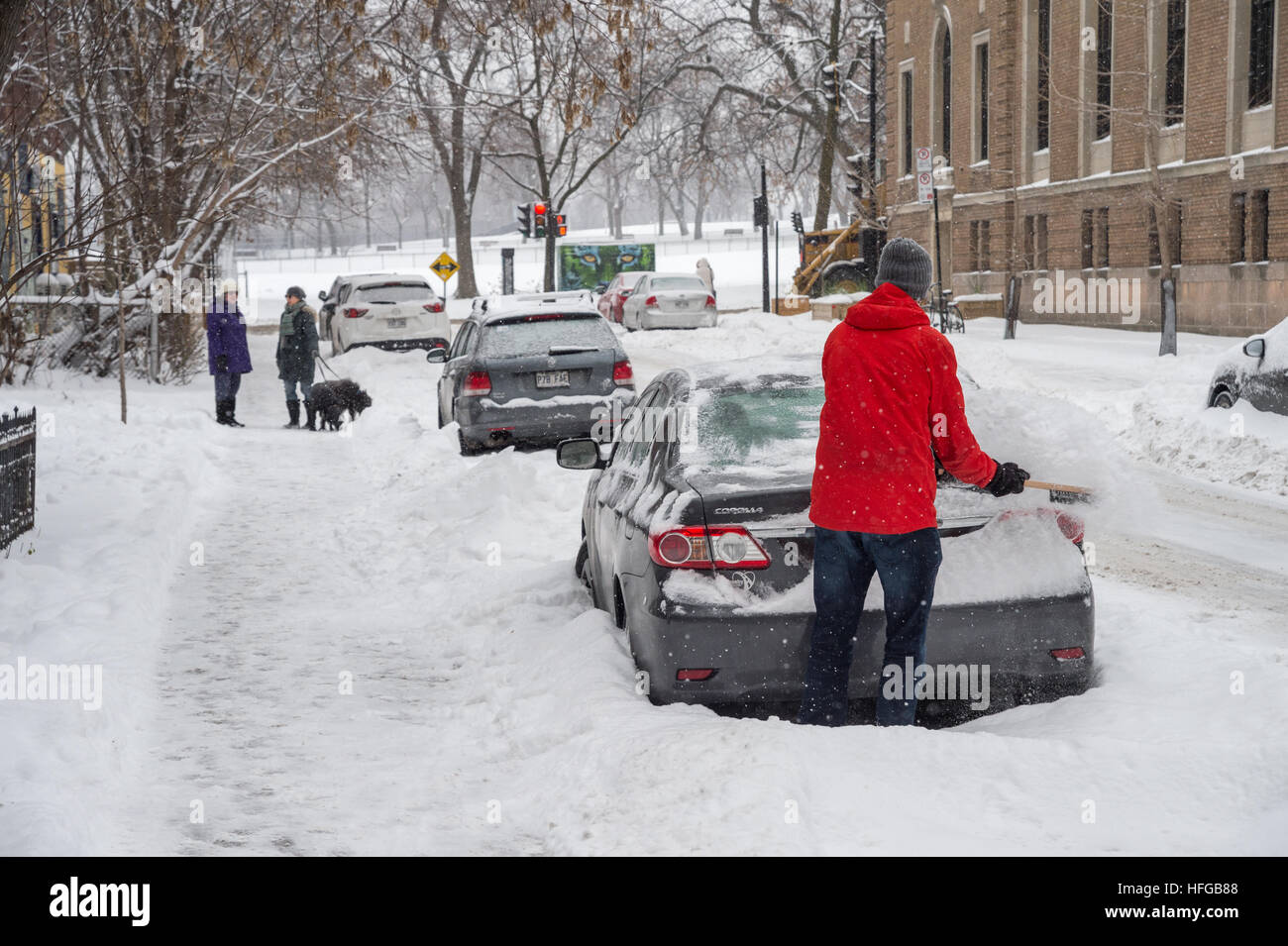 Montréal, CA - 12 décembre 2016 : sa voiture de la neige durant une chute de neige en hiver. Banque D'Images
