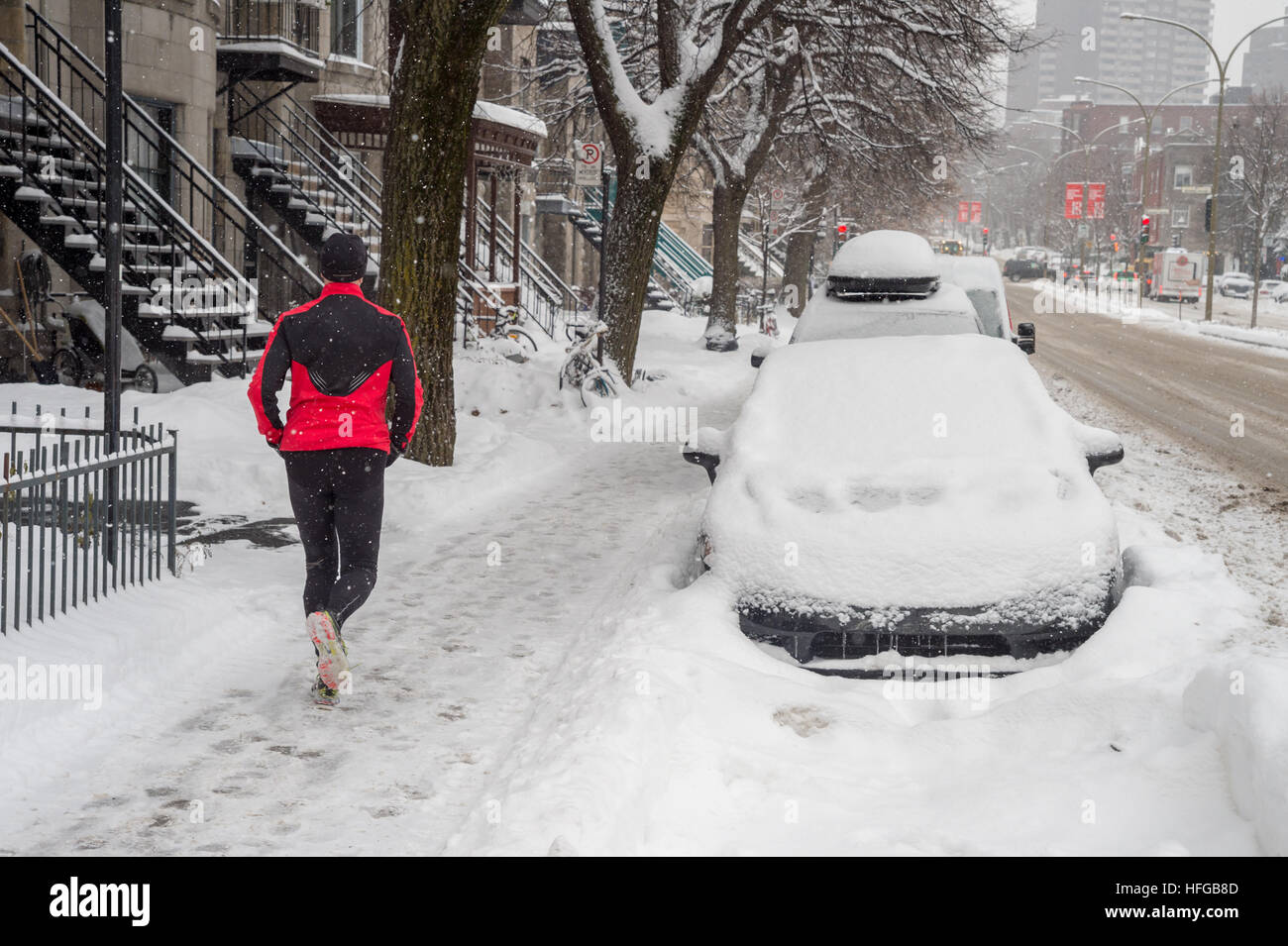 Montréal, CA - 12 décembre 2016 : Tempête de neige à Montréal. Jogger sur l'Avenue Saint-Joseph. Banque D'Images