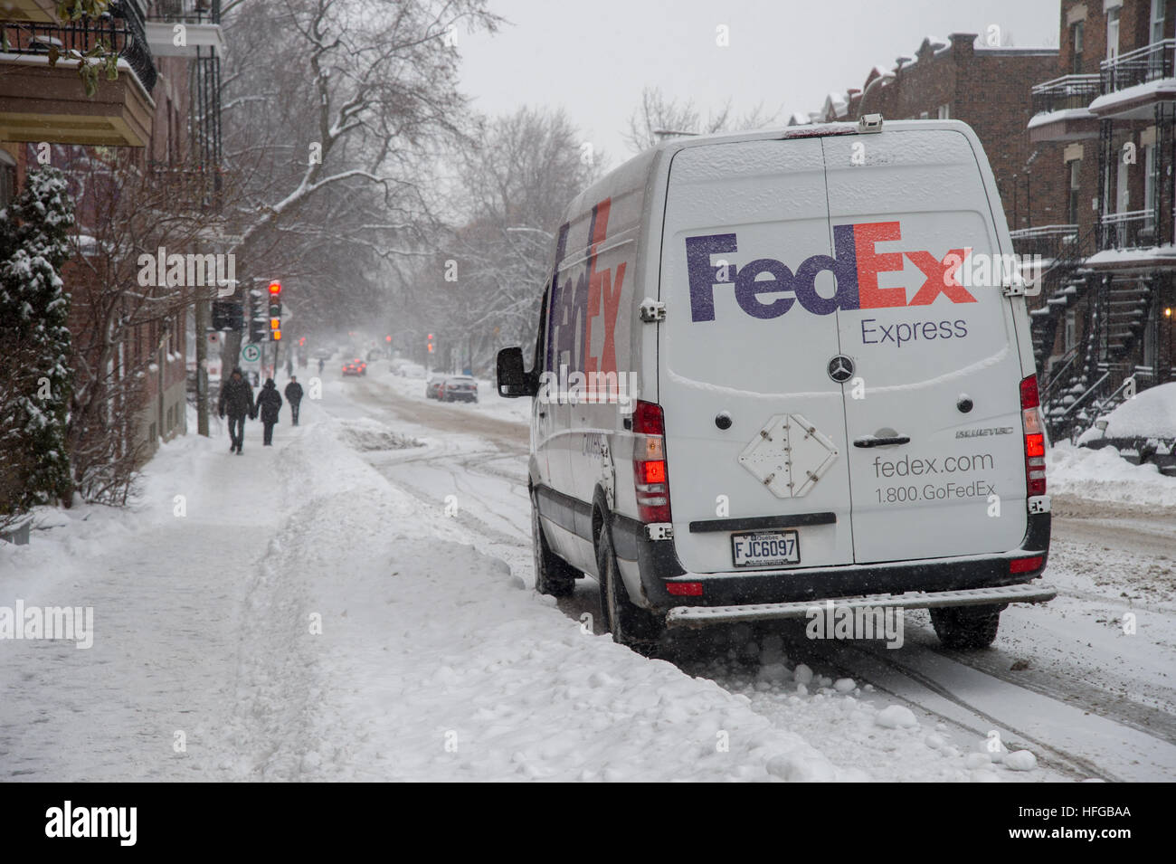 Montréal, CA - 12 décembre 2016 : Un camion de FedEx est stationné sur la rue Laurier pendant une tempête de neige. Banque D'Images