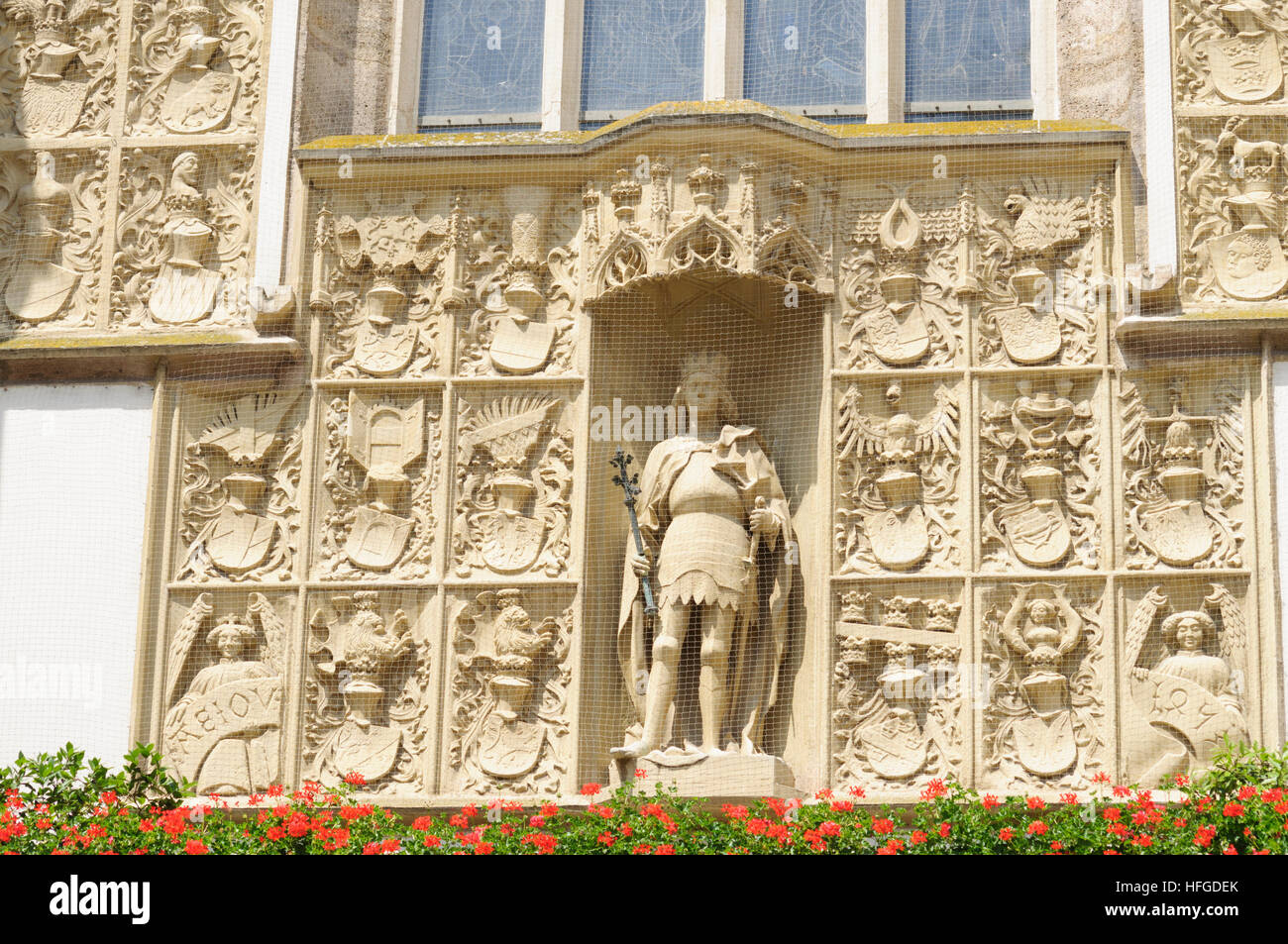 Wiener Neustadt : armoiries dans l'Académie militaire impériale avec statue Frederick III. Et la devise AEIOU (à gauche), Wiener Alpen, Alpes, Niederösterr Banque D'Images