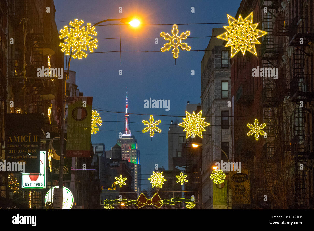 Empire State Construire avec des lumières de Noël vu de Mulberry Street à New York's Little Italy Banque D'Images