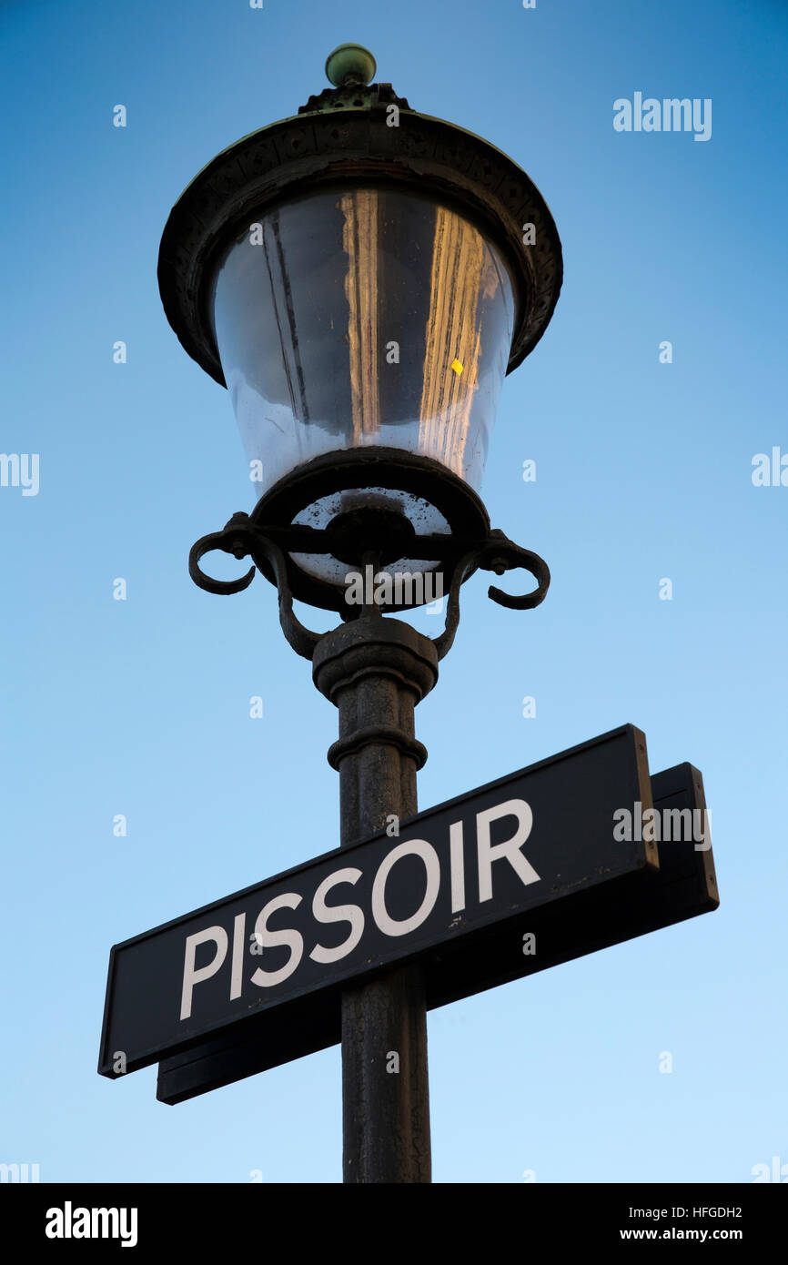 Danemark, copenhague, Nyhavn, pissoir urinoir public signe sur lamp post Banque D'Images