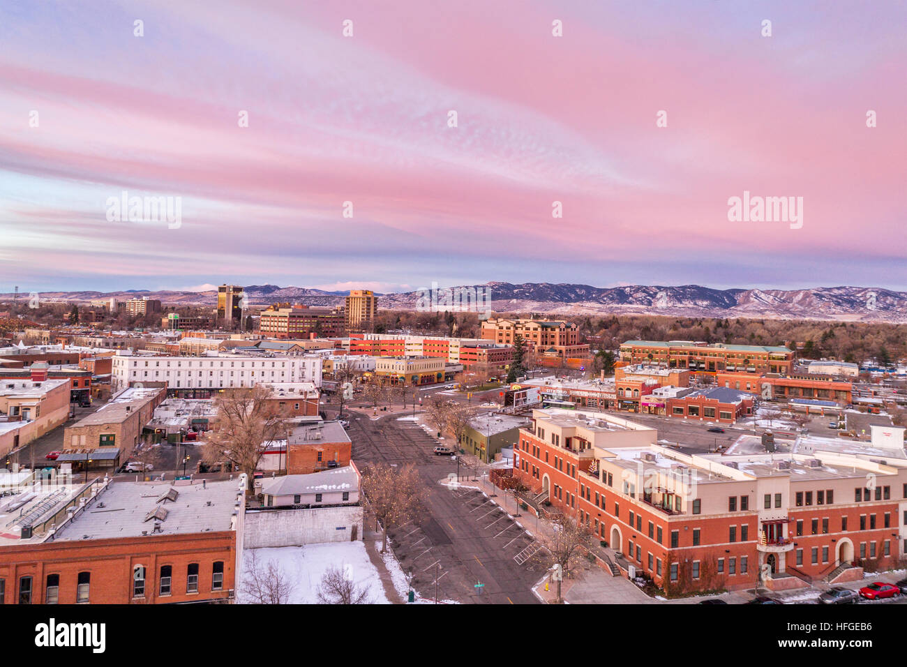 FORT COLLINS, CO, USA - Le 13 décembre 2016 : le centre-ville de Fort Collins, Colorado, à l'aube d'hiver froid - vue aérienne avec des lumières de Noël et Rocky Mountain Banque D'Images