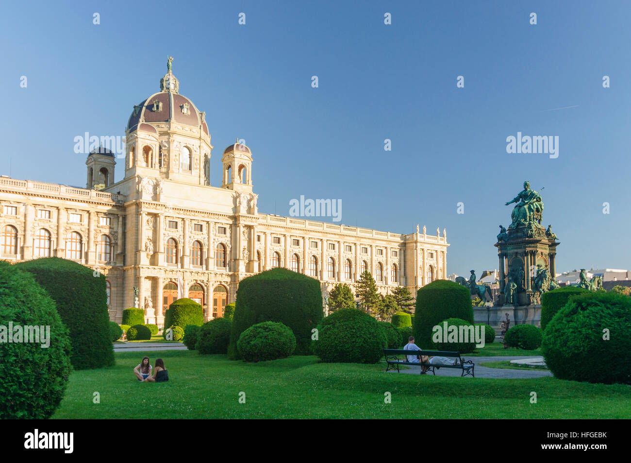 Wien, Vienne : Maria-Theresien-Platz avec un monument à Maria Theresia et le Kunsthistorisches Museum, Vienne, Autriche Banque D'Images