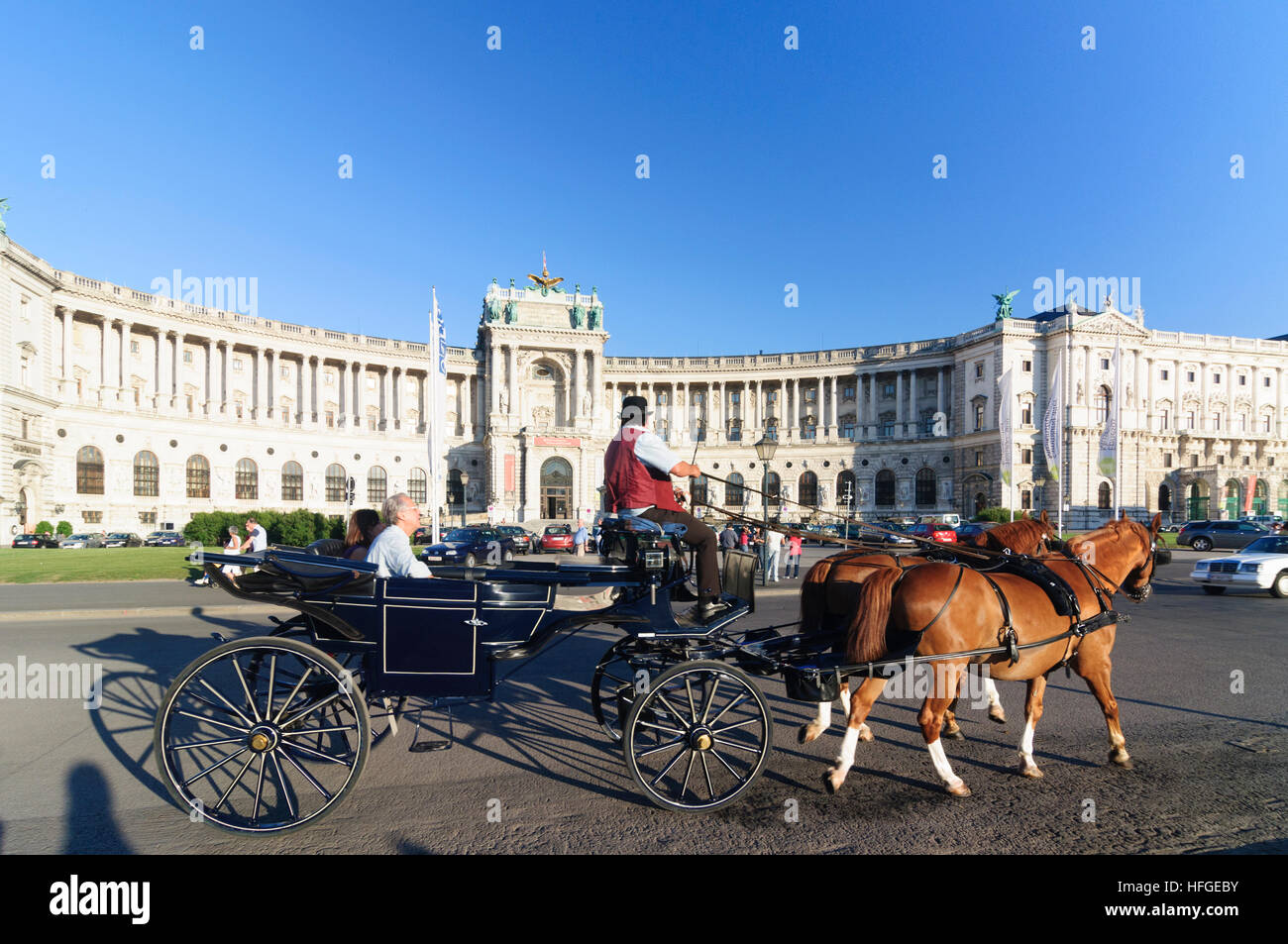 Wien, Vienne : Neue Burg (le sud-est de l'aile de la Hofburg) avec une statue Du Prince Eugene, Fiaker (cheval), Wien, Autriche Banque D'Images