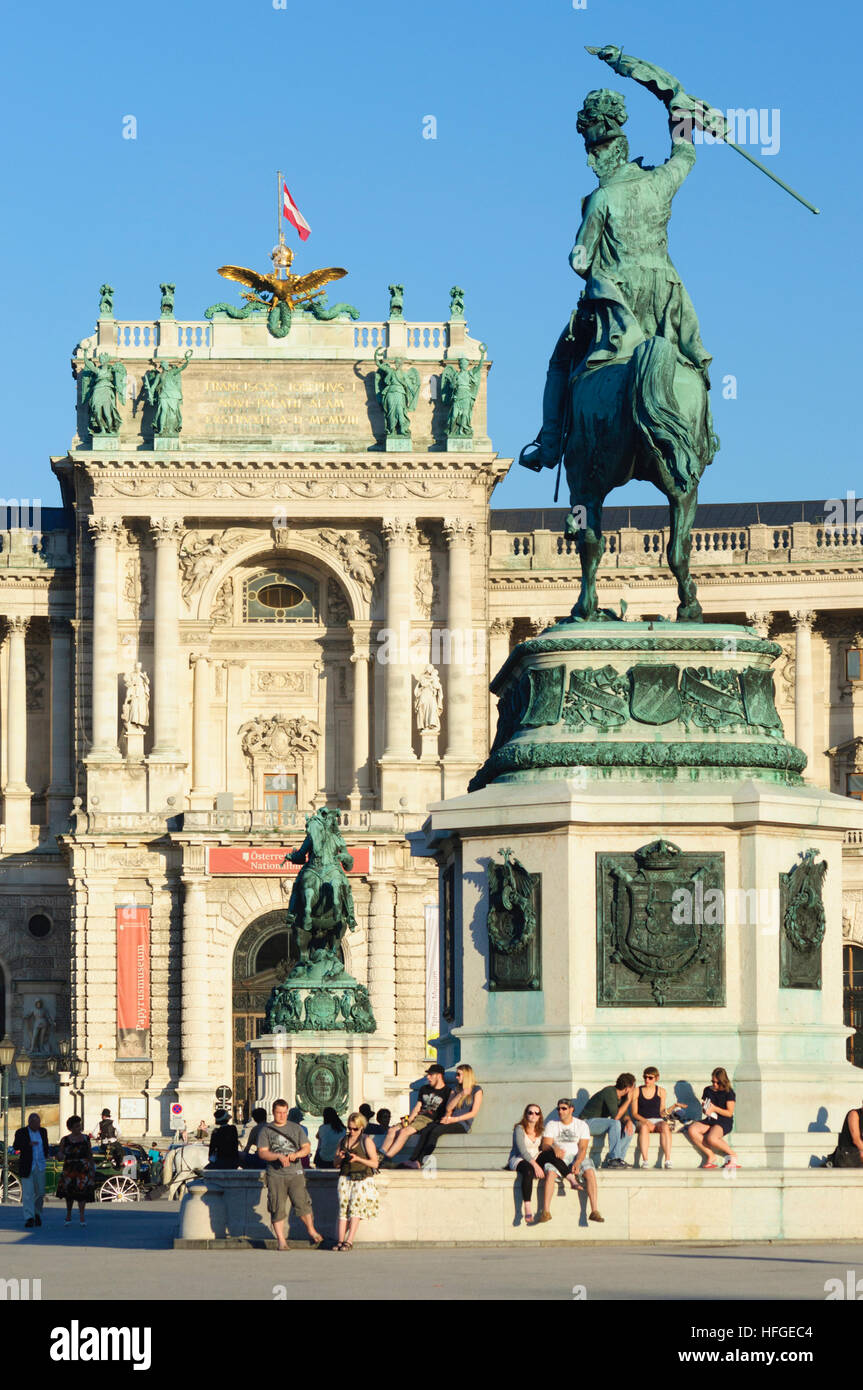 Wien, Vienne : New Castle (le sud-est de l'aile de la Hofburg) avec statue de Prince Eugene, au premier plan la statue de l'Archiduc Karl, Wien, Austri Banque D'Images