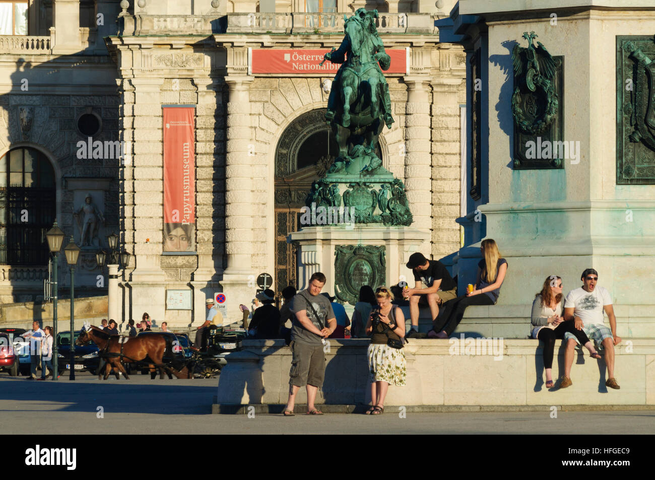 Wien, Vienne : New Castle (le sud-est de l'aile de la Hofburg) avec statue de Prince Eugene, dans l'avant-plan le podium de la statue de l'Archiduc Karl Banque D'Images