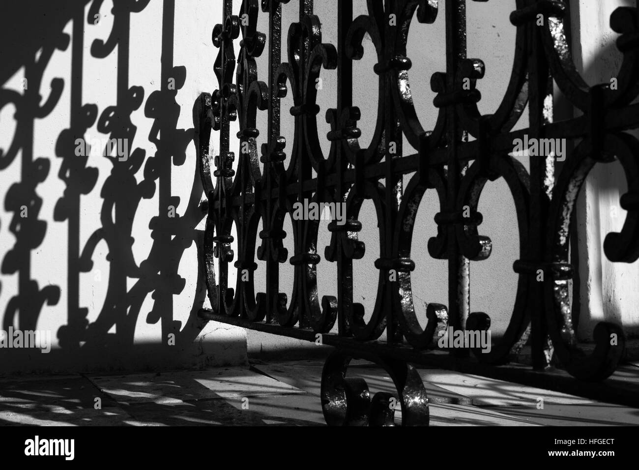 Clôture de fer de détails en noir et blanc. Banque D'Images