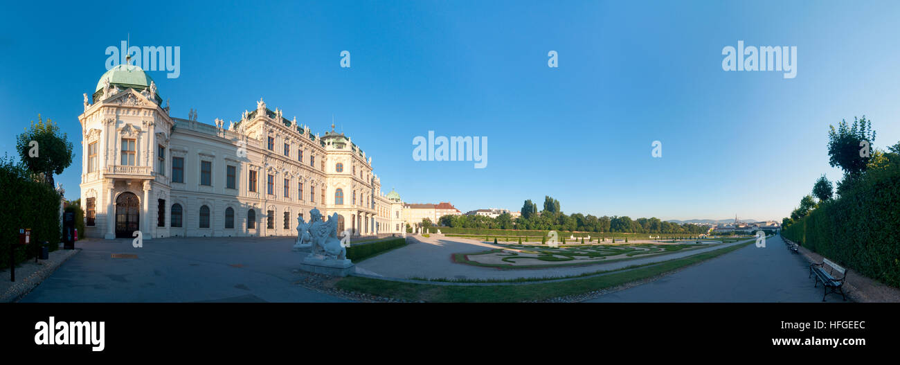 Wien, Vienne : Belvédère supérieur et Sphinx, vue sur le parc du Belvédère inférieur au Belvédère et la vieille ville, Wien, Autriche Banque D'Images