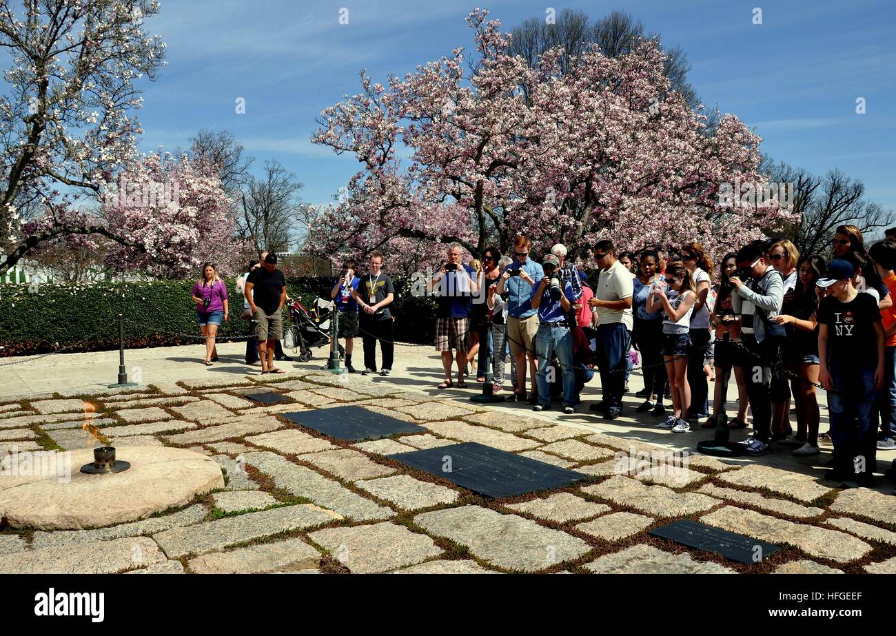Arlington, Virginia, : les touristes prendre des photos à la sépulture des ofJohn F. Kennedy, Jacqueline Kennedy Onassis, RFK et Banque D'Images