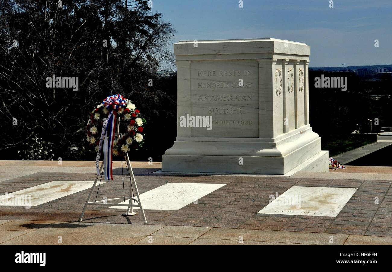 Arlington, Virginie - 12 Avril 2014 : La Tombe du Soldat inconnu et couronne de fleurs du souvenir au Cimetière National d'Arlington Banque D'Images