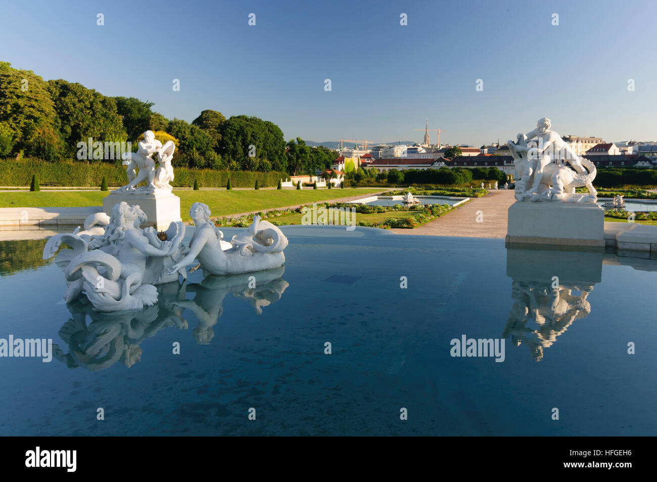 Wien, Vienne : La vue de la Cascade supérieure sur le parc du Belvédère inférieur à la Belvedere et la vieille ville avec la cathédrale St Stephen, Wien, Autriche Banque D'Images