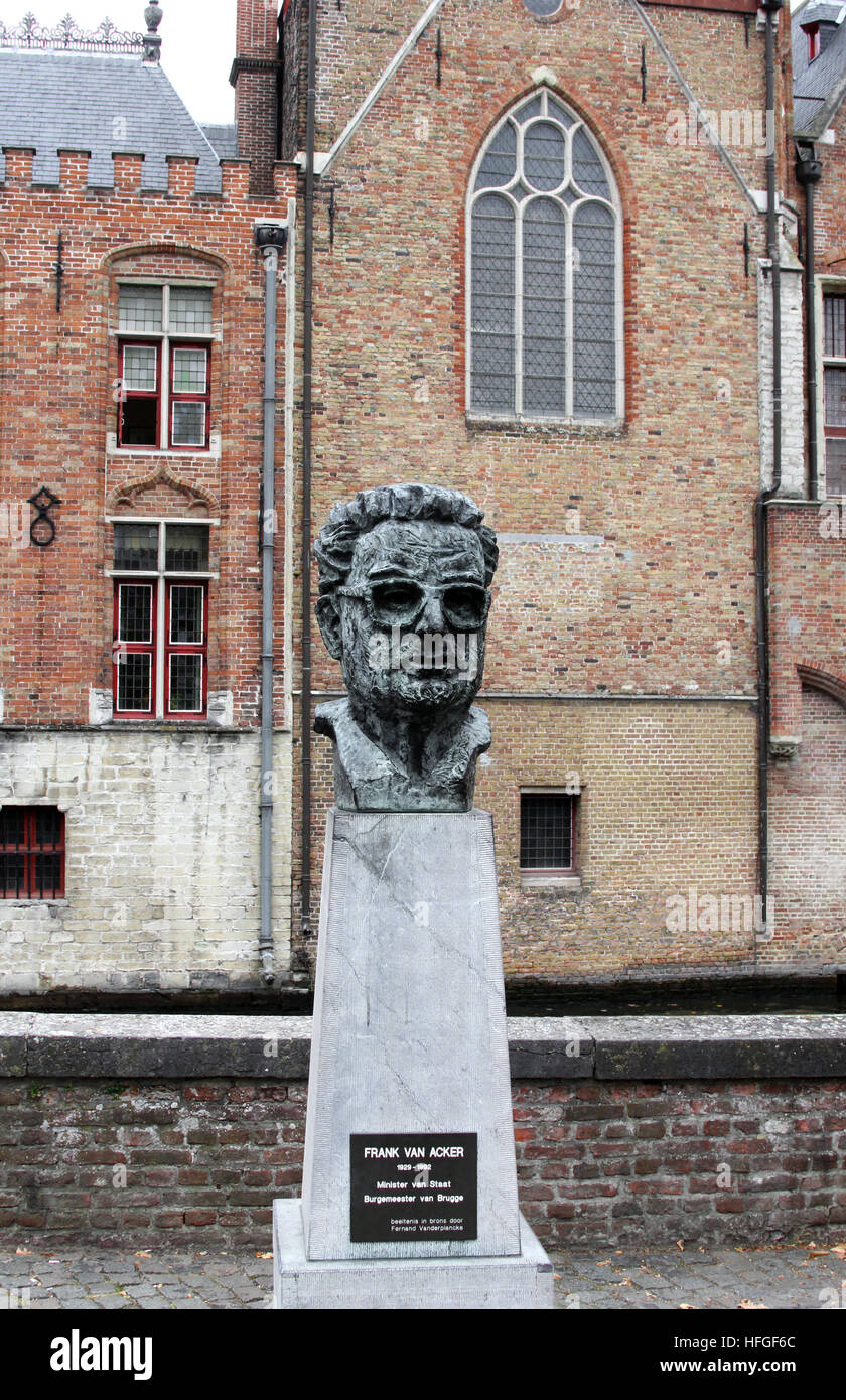 Buste de l'Un-temps Brugge le maire Frank Van Acker par Fernand Vander Plancke.dans Brugge Bruges Belgique Banque D'Images