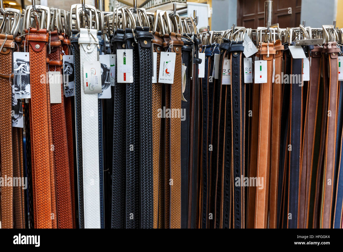 Les ceintures en cuir en vente dans un magasin à Sorrento, Italie Photo  Stock - Alamy