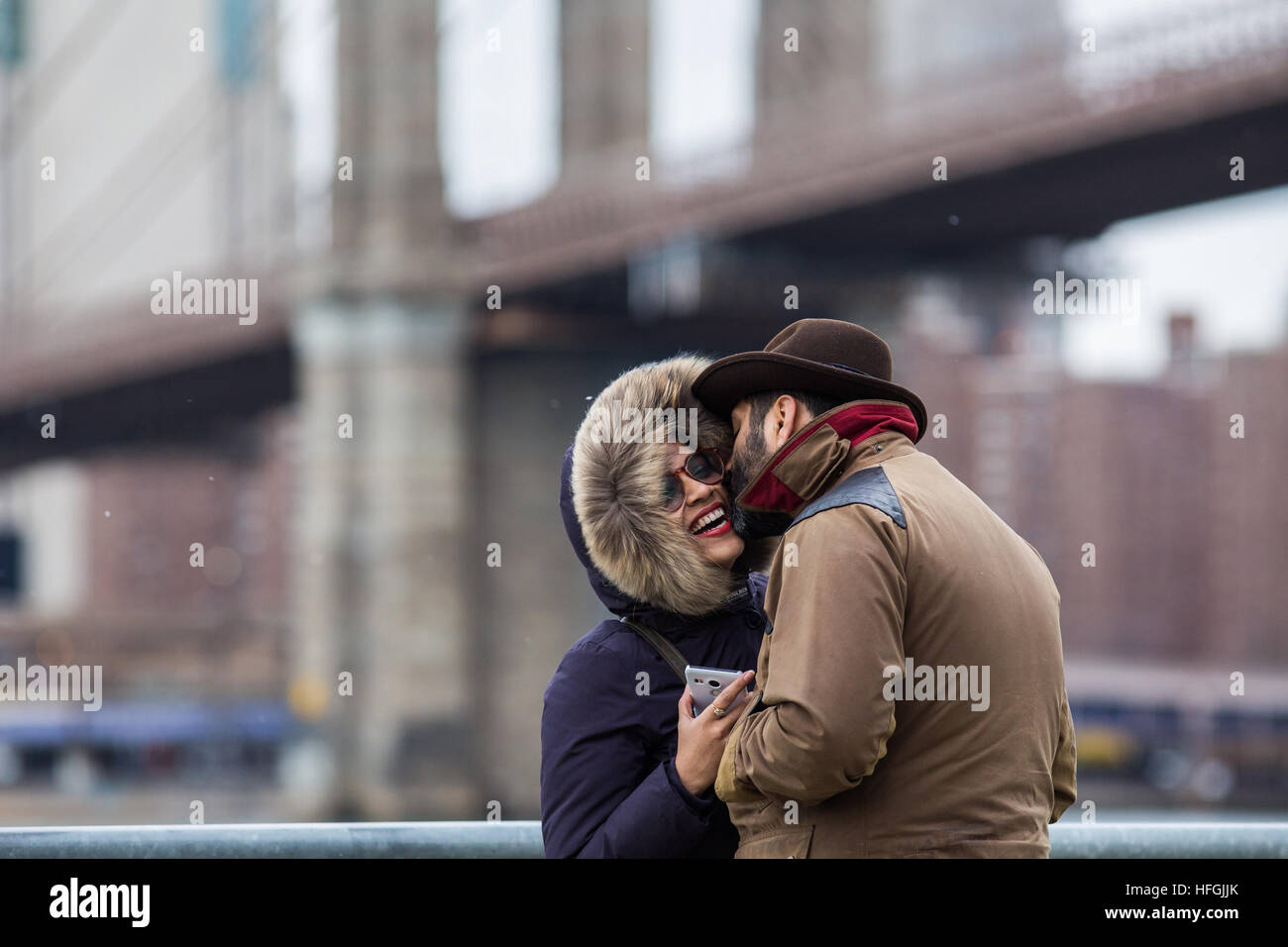 Puneet Sikand, de Sunnyside, Queens, embrasse sa femme, Dipti tandis que dehors la vue voyant dans Dumbo, Brooklyn, le lundi 21 novembre, 2016 Banque D'Images Puneet Sikand, de Sunnyside, Queens, embrasse sa femme, Dipti tandis que dehors la vue voyant dans Dumbo, Brooklyn, le lundi 21 novembre, 2016 Banque D'Images