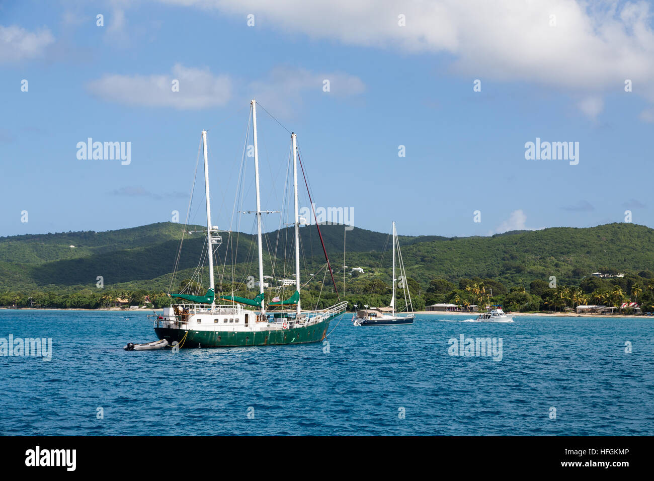Un trois mâts voilier amarré dans un port des Caraïbes calme Banque D'Images