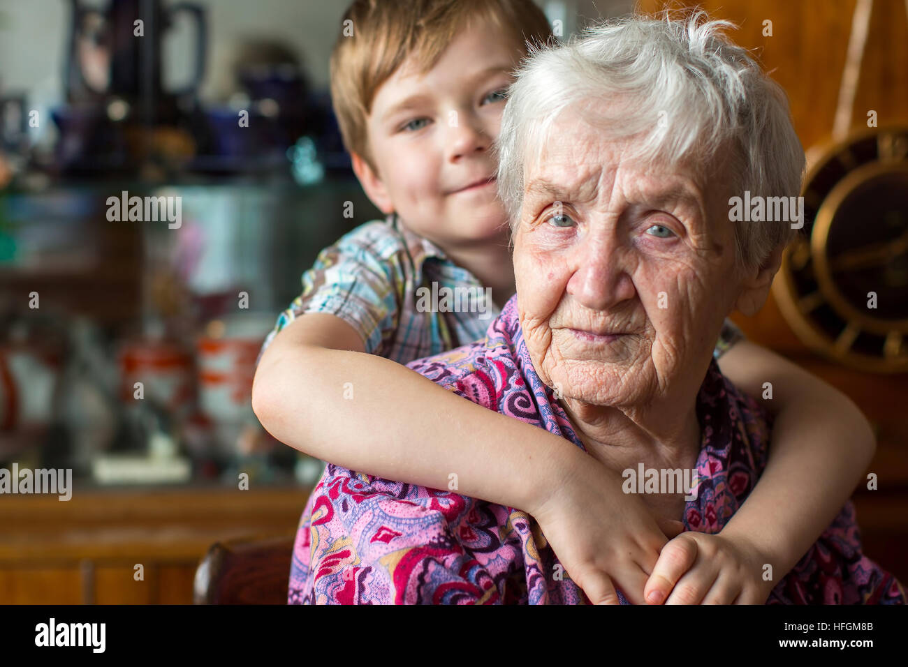 Grand-mère avec un petit garçon, petit-fils. Banque D'Images