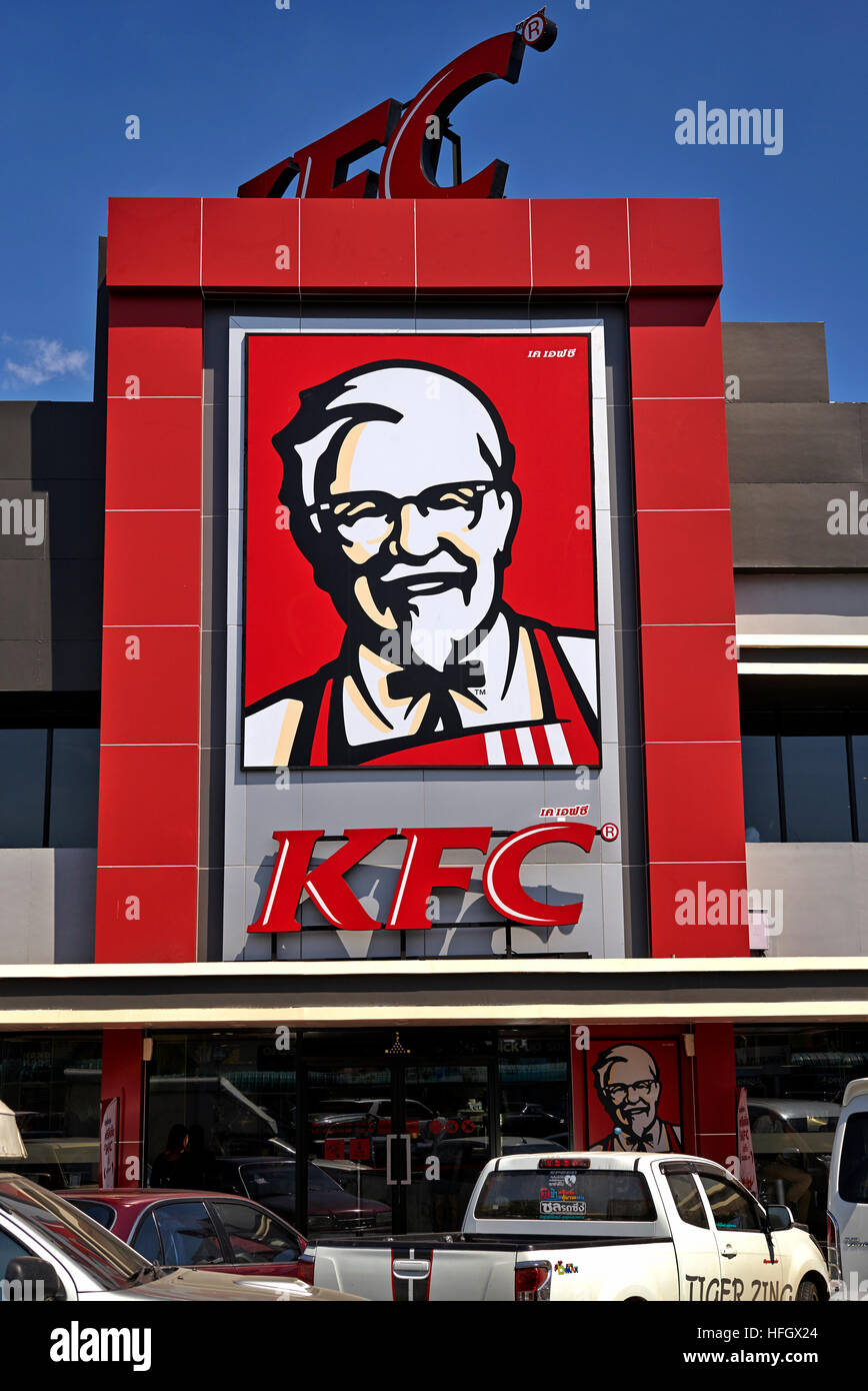 KFC Restauration rapide restaurant sign contre un fond bleu ciel d'été. S. E. Asie Thaïlande Banque D'Images