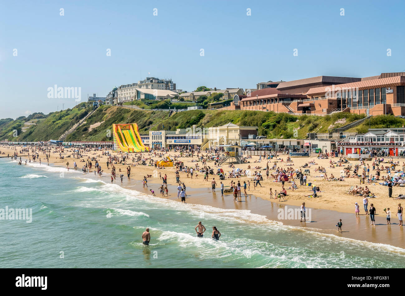 Touristes à la plage de la station de vacances Bournemouth, Dorset, Angleterre du Sud Banque D'Images